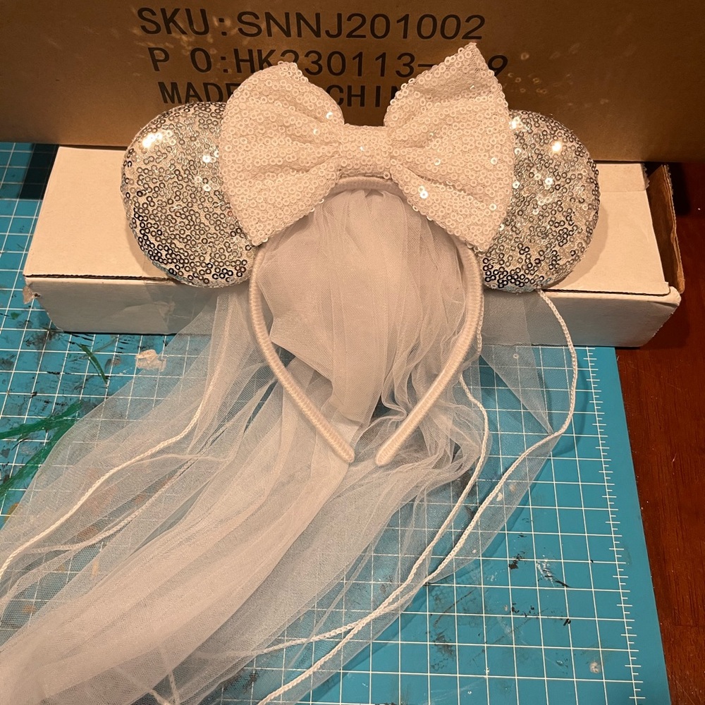 Bride Minnie Mickey ears with veil